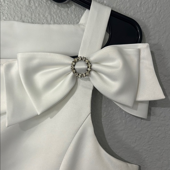 Charming White Kids Formal Dress with Bow Accent - Picture 2 of 16